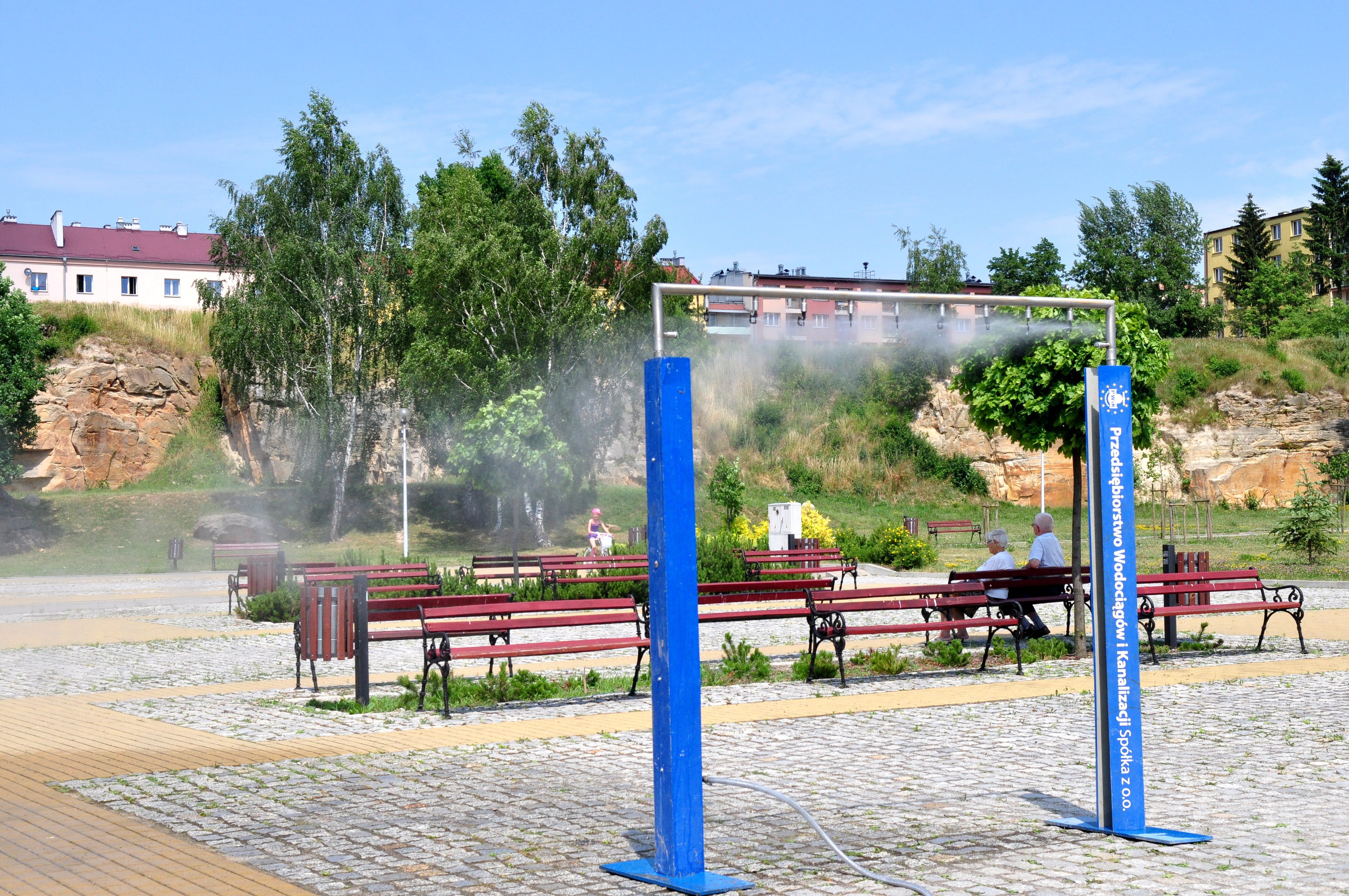 Kurtyna wodna zainstalowana na placu przy al. Armii Krajowej images