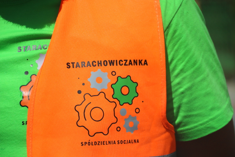 logo SS Starachowiczanka na ubraniu roboczym pracownika images