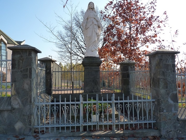 Figura Matki Boskiej przy ulicy Kościelnej