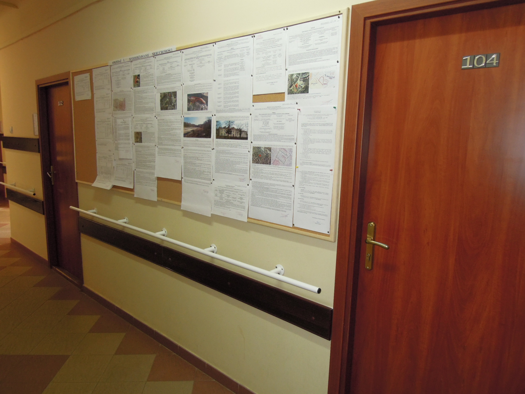 tablica ogłoszeń i piętro budynku Urzędu Miejskiego w Starachowicach images